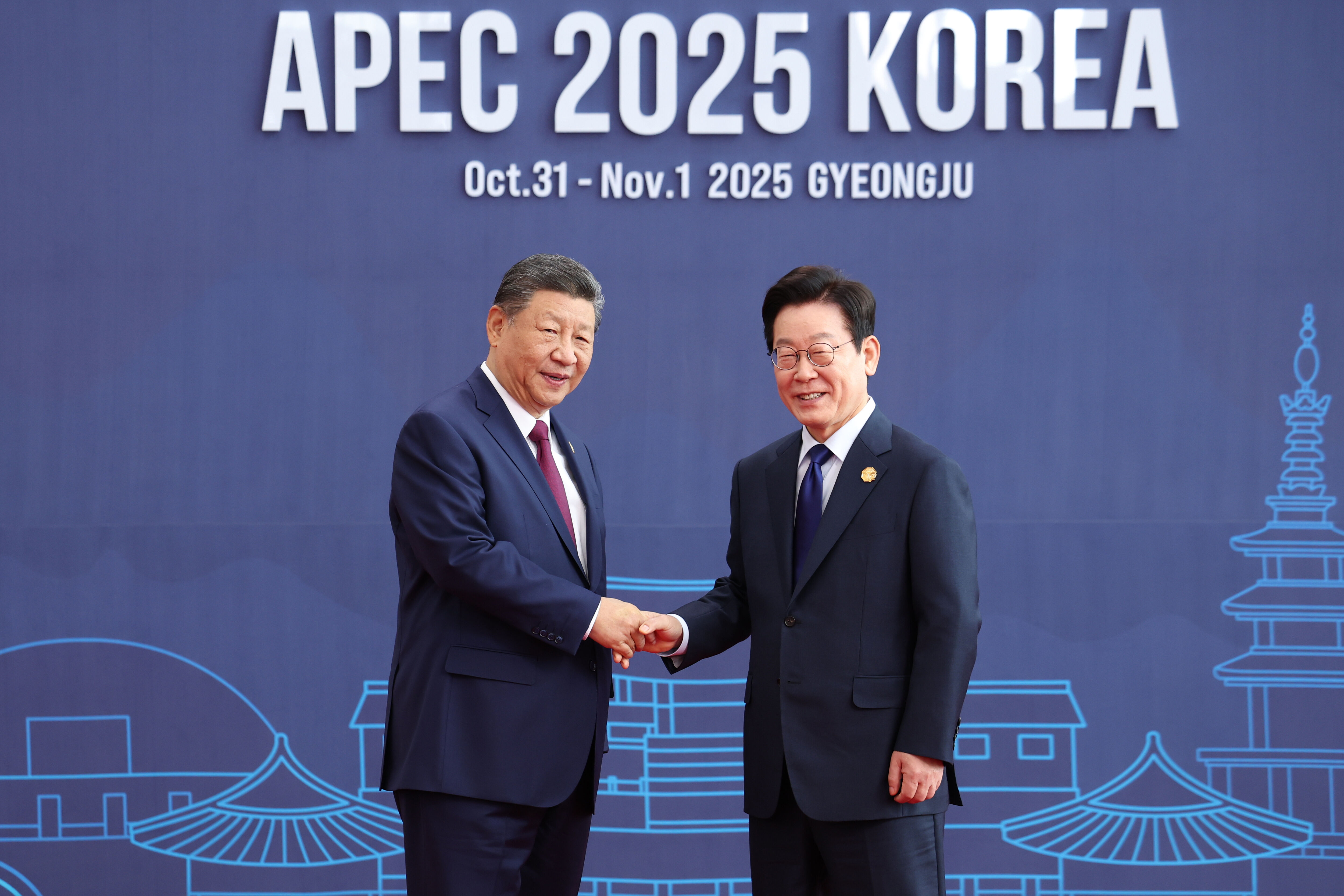 8471286 ▲▼南韓總統李在明31日在慶州和白會議展覽中心APEC會場迎接中國國家主席習近平。(圖/達志影像/美聯社)
