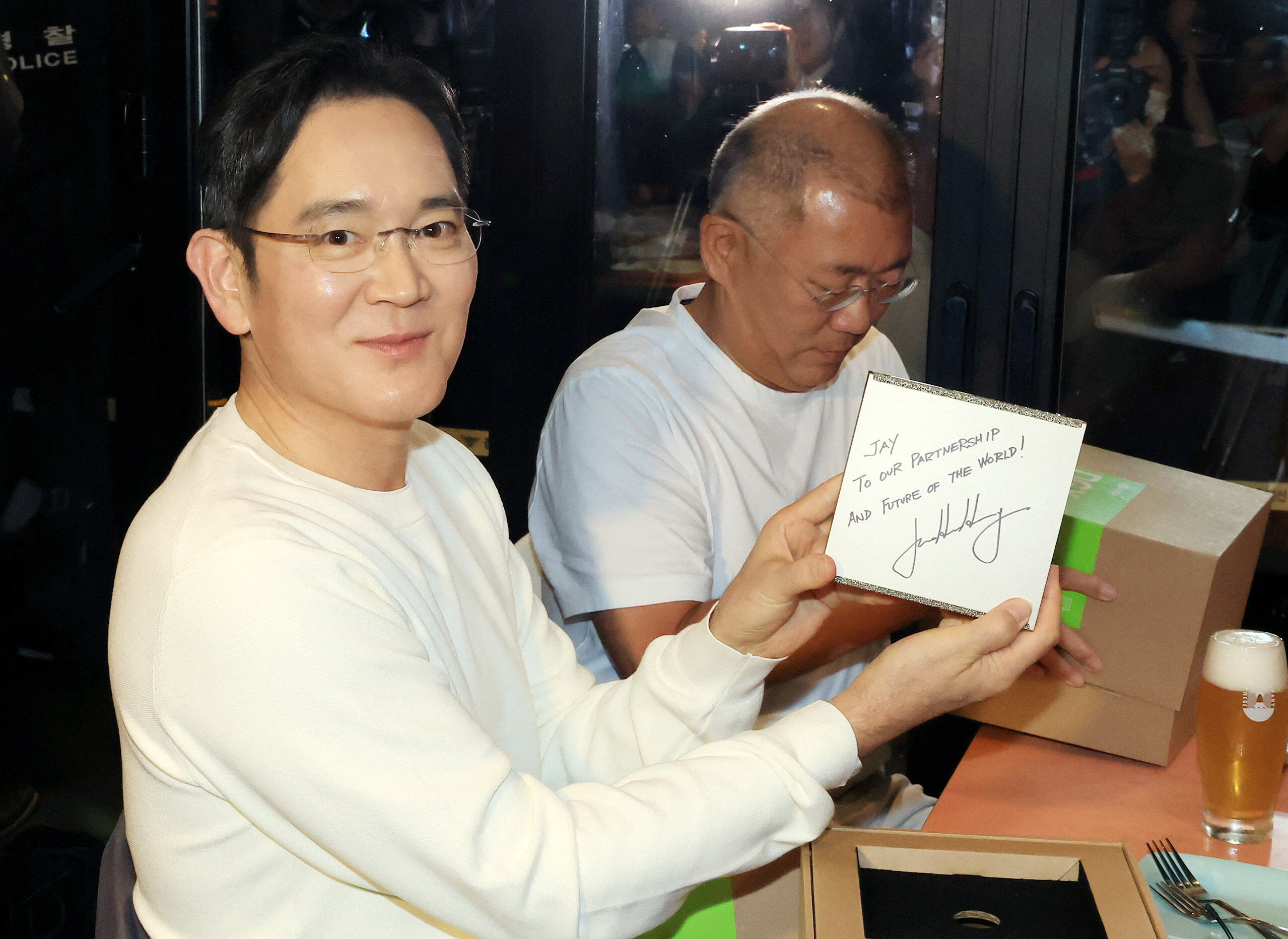 ▲▼黃仁勳將輝達推出的創始版個人超級電腦NVIDIA DGX Spark贈送給李在鎔、鄭義宣。（圖／路透）