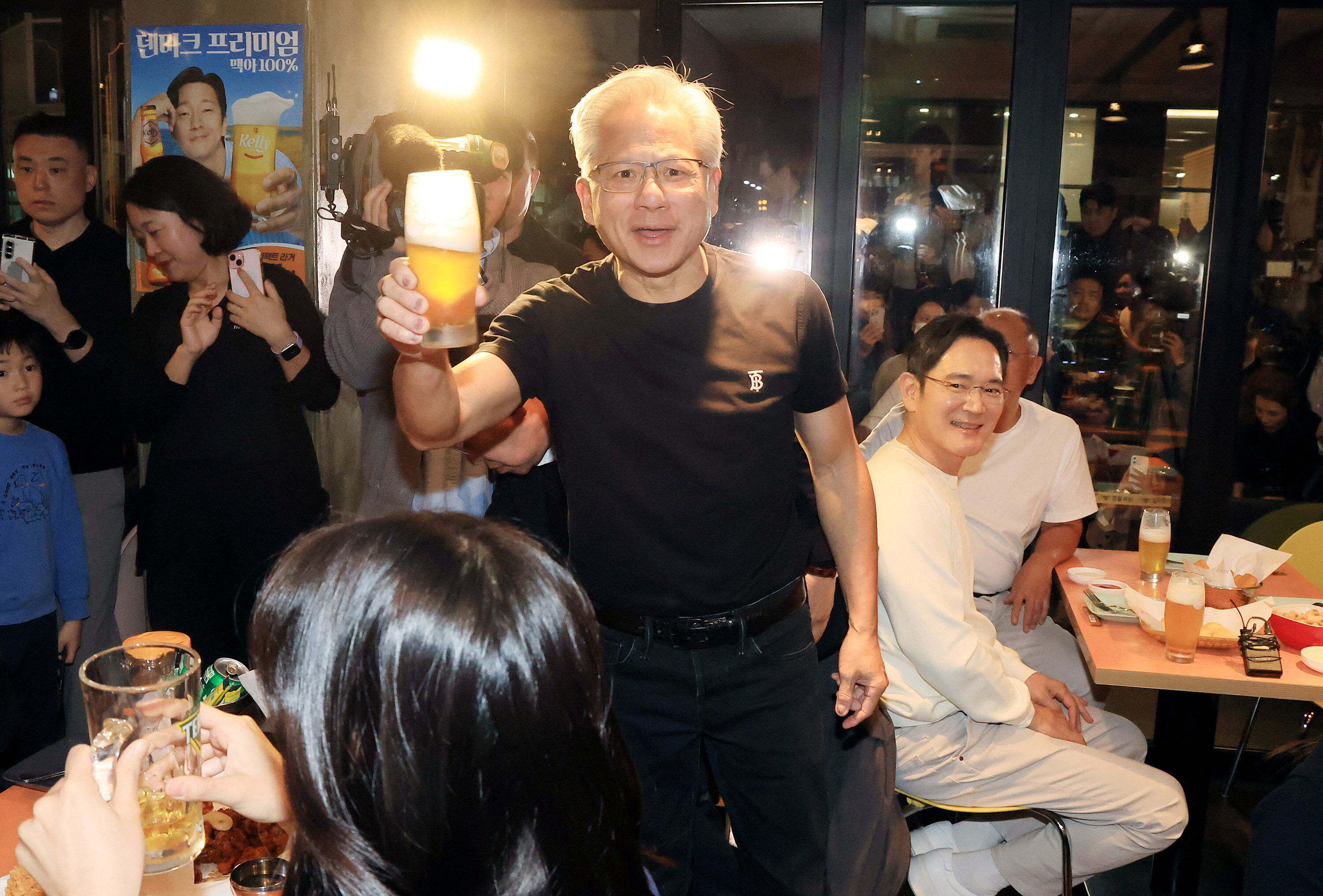 ▲▼黃仁勳邀李在鎔、鄭義宣在首爾江南炸雞店吃飯。（圖／路透）