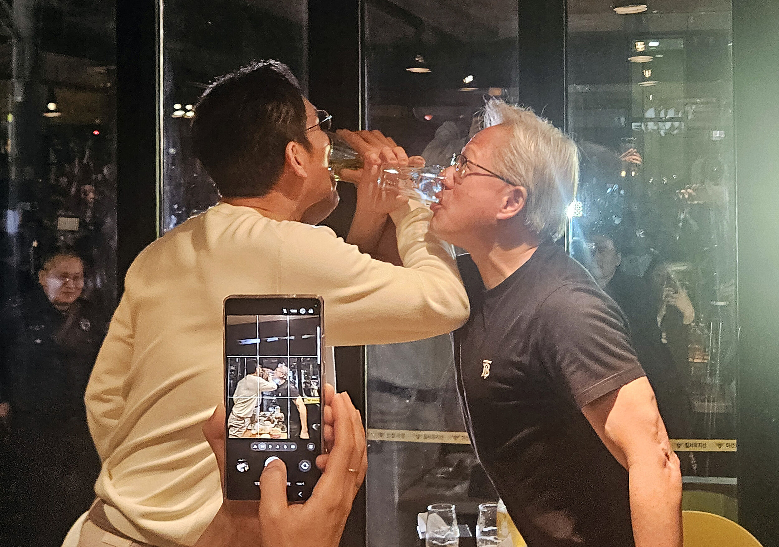 8471622-1 ▲▼黃仁勳與李在鎔、鄭義宣喝起「交杯酒」。(圖/VCG)
