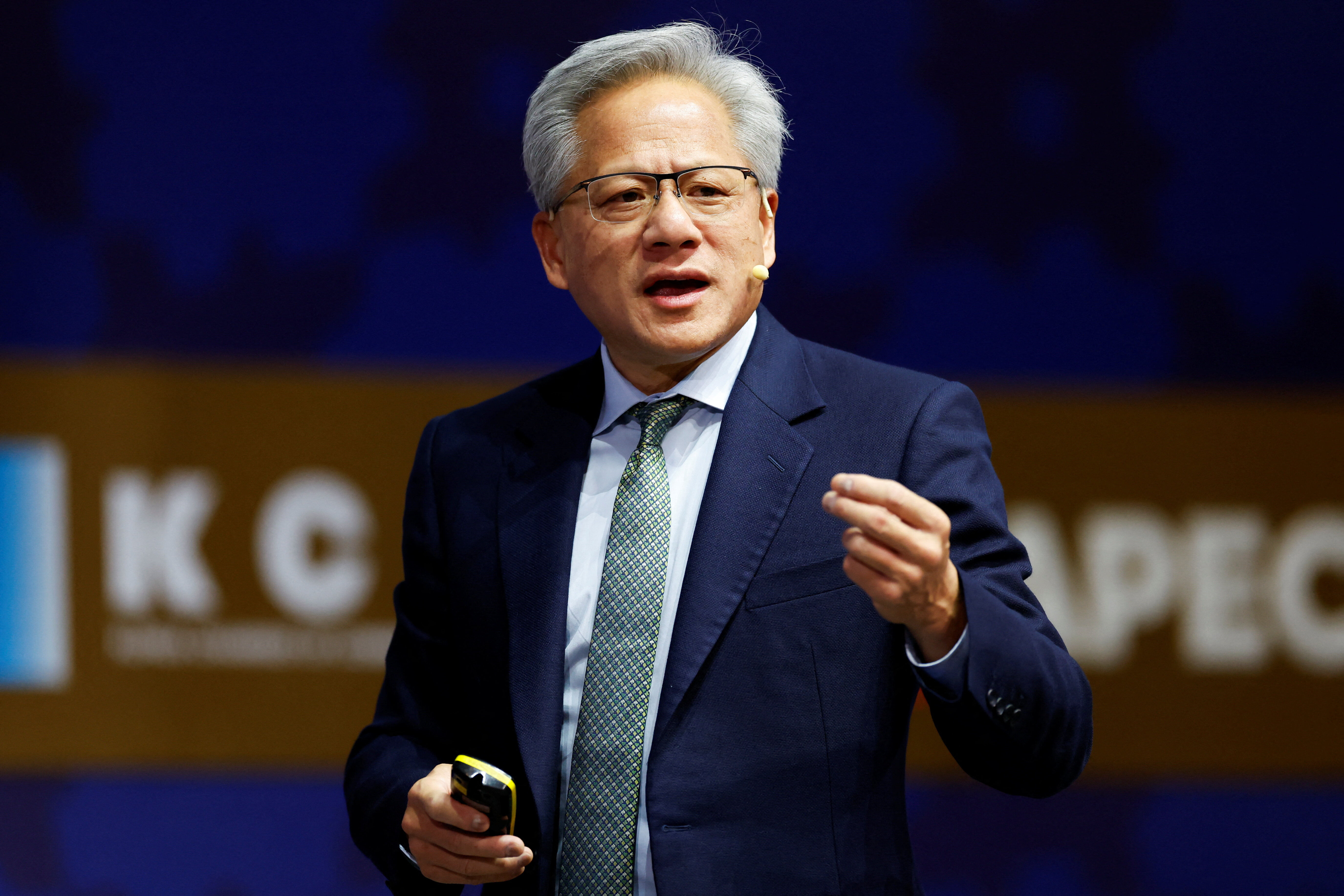 ▲▼輝達執行長黃仁勳31日下午在慶州APEC企業高峰會演說。（圖／路透）