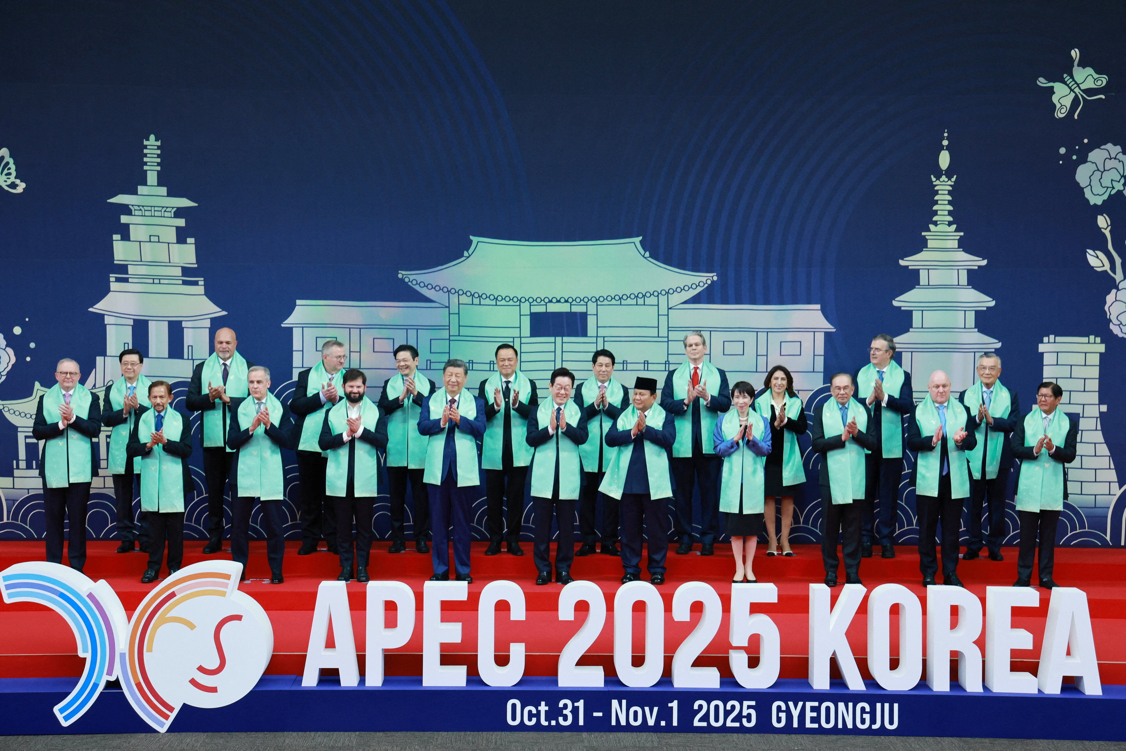 ▲▼ APEC領袖合影。（圖／路透）