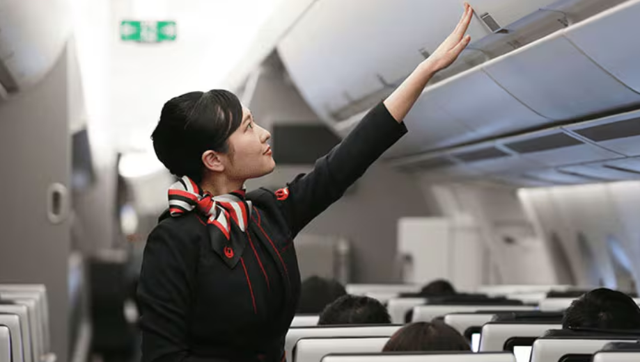 ▲▼ 日本航宣布空姐、地勤「可穿運動鞋上班」！　1.4萬員工受惠。（圖／日本航空）