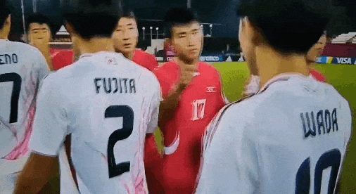 ▲▼U17世界盃男子足球16強賽，北韓隊球員賽前致意時故意捏緊拳頭，重擊日本隊球員。（圖／翻攝自X）