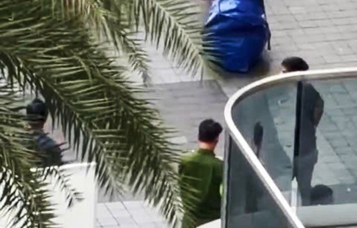 ▲▼越南胡志明市某住宅園區發現藍色大型背包，裡面裝有韓男遺體。（圖／翻攝自VN Express）