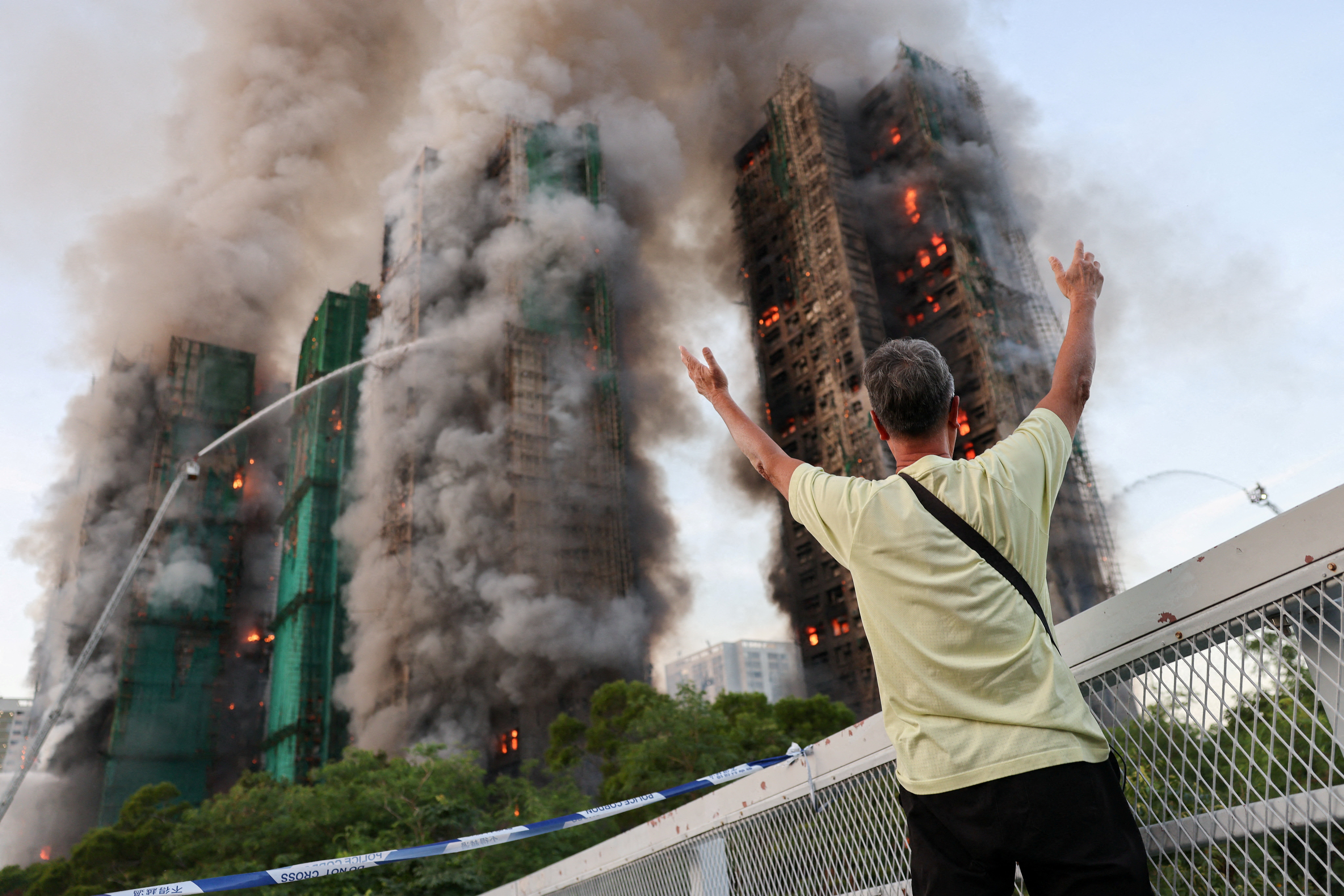 8511395-1 ▲▼香港大埔宏福苑大火,一名71歲居民妻子仍受困。(圖/路透)