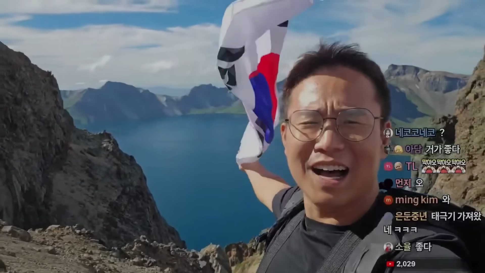 8513982-1 ▲▼韓籍YouTuber在天池揮舞南韓國旗,慘遭一旁中國人搶走。(圖/翻攝自YouTube)