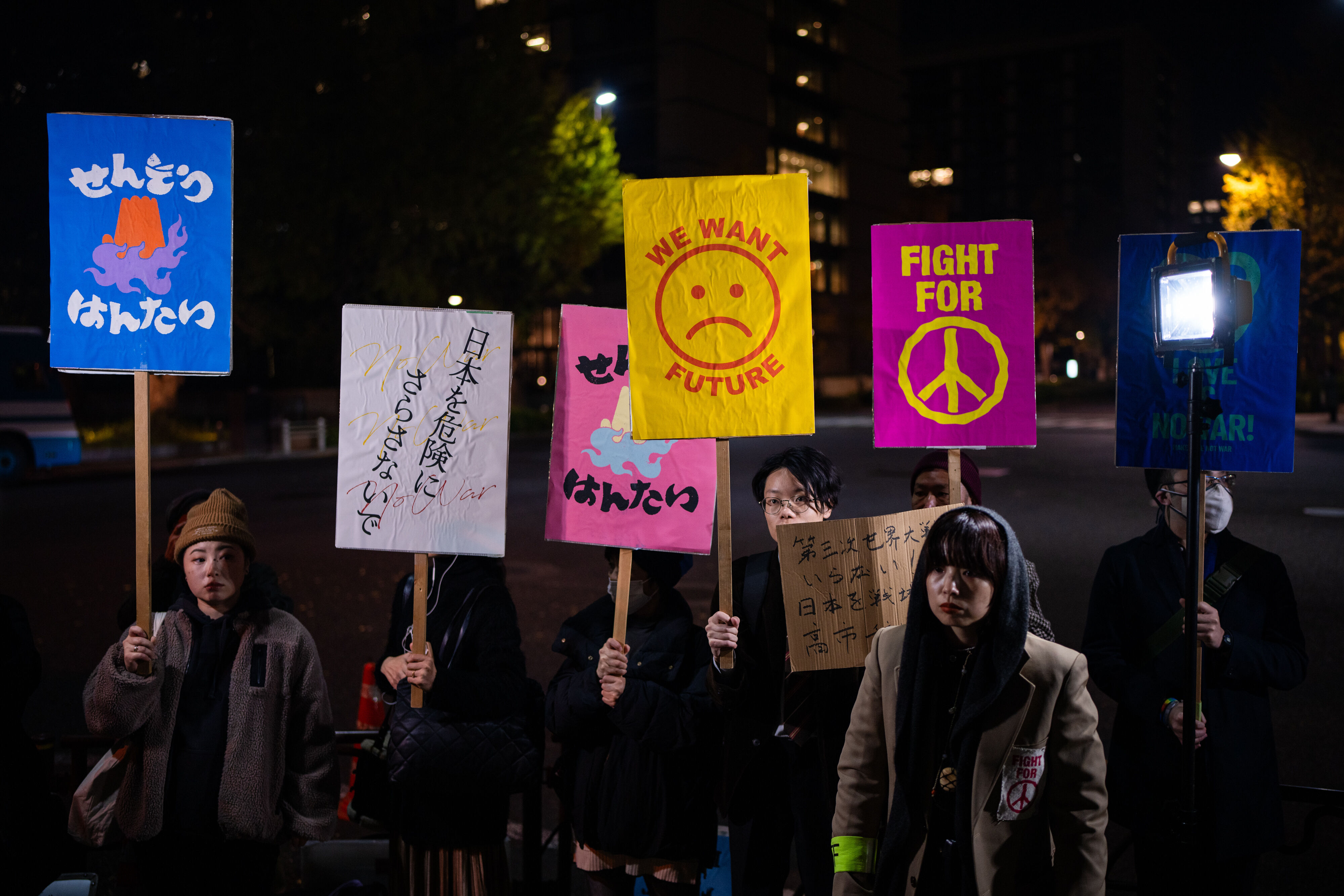 8515043-1 ▲▼部分民眾聚集在總理大臣官邸前抗議,要求高市早苗撤回發言。(圖/達志影像/美聯社)