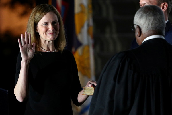 d5230743-1 ▲▼ 美國總統川普提名的巴瑞特(Amy Coney Barrett)正式宣誓就職美國大法官。(圖/路透)