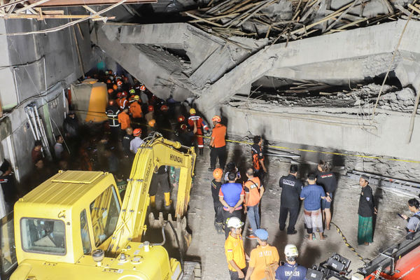 ▲▼印尼東爪哇省蘇達約縣（Sidoarjo）阿爾克西尼（Al Khoziny）伊斯蘭寄宿學校建築倒塌。（圖／路透）