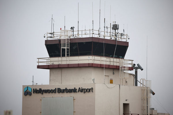 d8435630-1 ▲▼美國加州好萊塢「柏班克國際機場」(Burbank International Airport)由於政府關門人手短缺,一度在沒有塔台的情況下運作了數小時,稍後才恢復正常運作。(圖/路透)