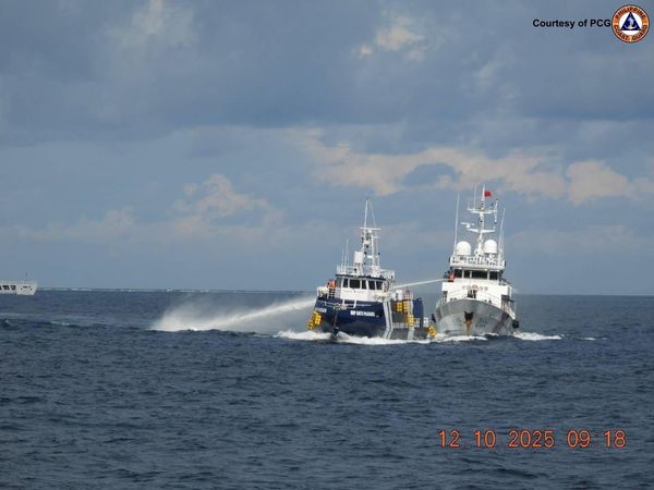 d8441010 ▲▼菲律賓指控,中國海警船12日上午對菲國船隻發射水砲、蓄意衝撞。(圖/翻攝自X/Jay Tarriela)