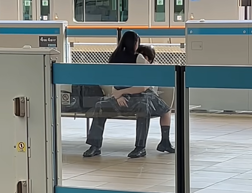 ▲▼ 日本小情侶月台「激戰」1分鐘。（圖／翻攝自Facebook）