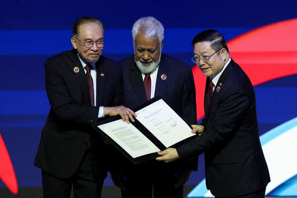 ▲▼東帝汶（Timor-Leste）正式加入東協；馬來西亞總理安華（左）、中國國務院總理李強（右）與東帝汶總理古斯茂（中）。（圖／路透）
