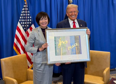 d8467931 ▲▼安倍昭惠當面贈送川普自創畫作。(圖/翻攝自X/@MargoMartin47)