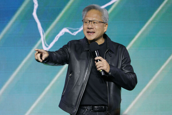 d8471926 ▲▼黃仁勳在GeForce Gamer Festival活動上介紹LE SSERAFIM。(圖/路透)