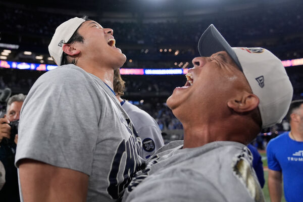 ▲▼大谷翔平與羅伯斯（Dave Roberts）慶祝奪冠。（圖／達志影像／美聯社）