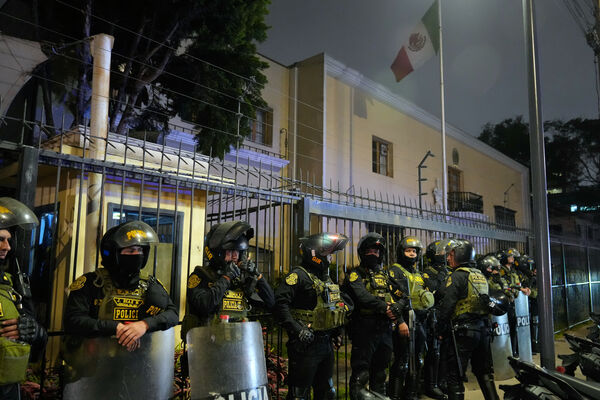 d8475925-1 ▲▼秘魯警方在秘魯首都利馬(Lima)的墨西哥大使館外站崗。(圖/達志影像/美聯社)