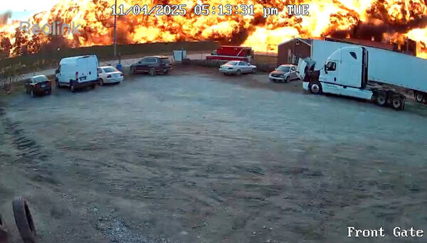 d8479355-1 ▲▼美國一架UPS貨機4日墜毀爆炸奪走12條人命。(圖/路透)