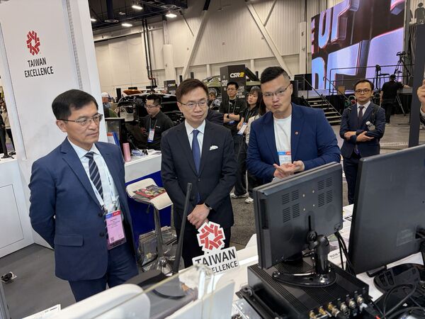 d8480129-1 ▲經濟部次長何晉滄、貿協董事長黃志芳經慧友電子導覽,了解我國先進輔助駕駛應用。(圖/貿協提供)