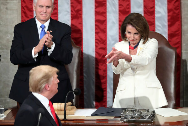 d8480880-1 ▲▼ 美國前眾院議長裴洛西(Nancy Pelosi)與美國總統川普。(圖/達志影像/美聯社)