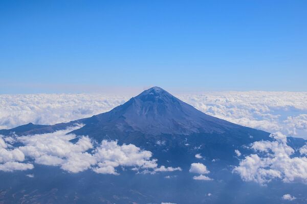 專家莫森曾指稱波波卡特佩特火山是一扇「跨維度大門」，可能是穿梭太空的時空大門。（示意圖，unsplash）