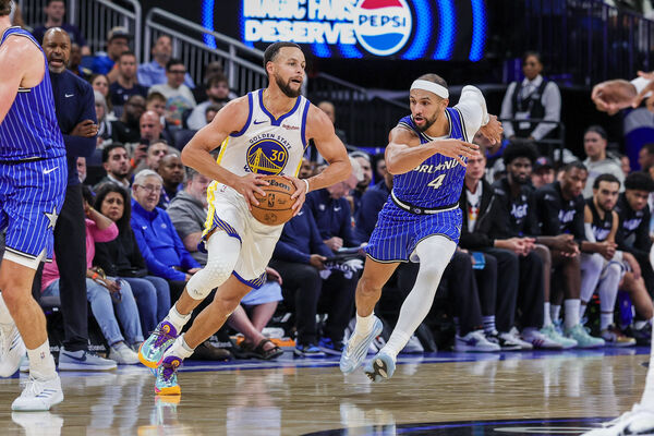 d8498014-1 ▲勇士「咖哩大神」柯瑞轟下34分寫紀錄,站上NBA生涯總得分榜第22位。(圖/路透)