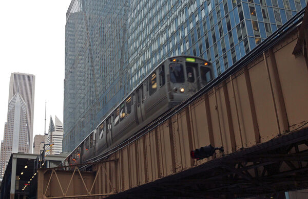d8498162-1 ▲▼芝加哥地鐵(Chicago L Train)又稱芝加哥捷運,是當地最重要的都市軌道運輸系統。最大特色是以環線方式環繞市中心,高架軌道穿梭在繁忙街道上空,成為芝加哥一大地標。(圖/達志影像/美聯社)