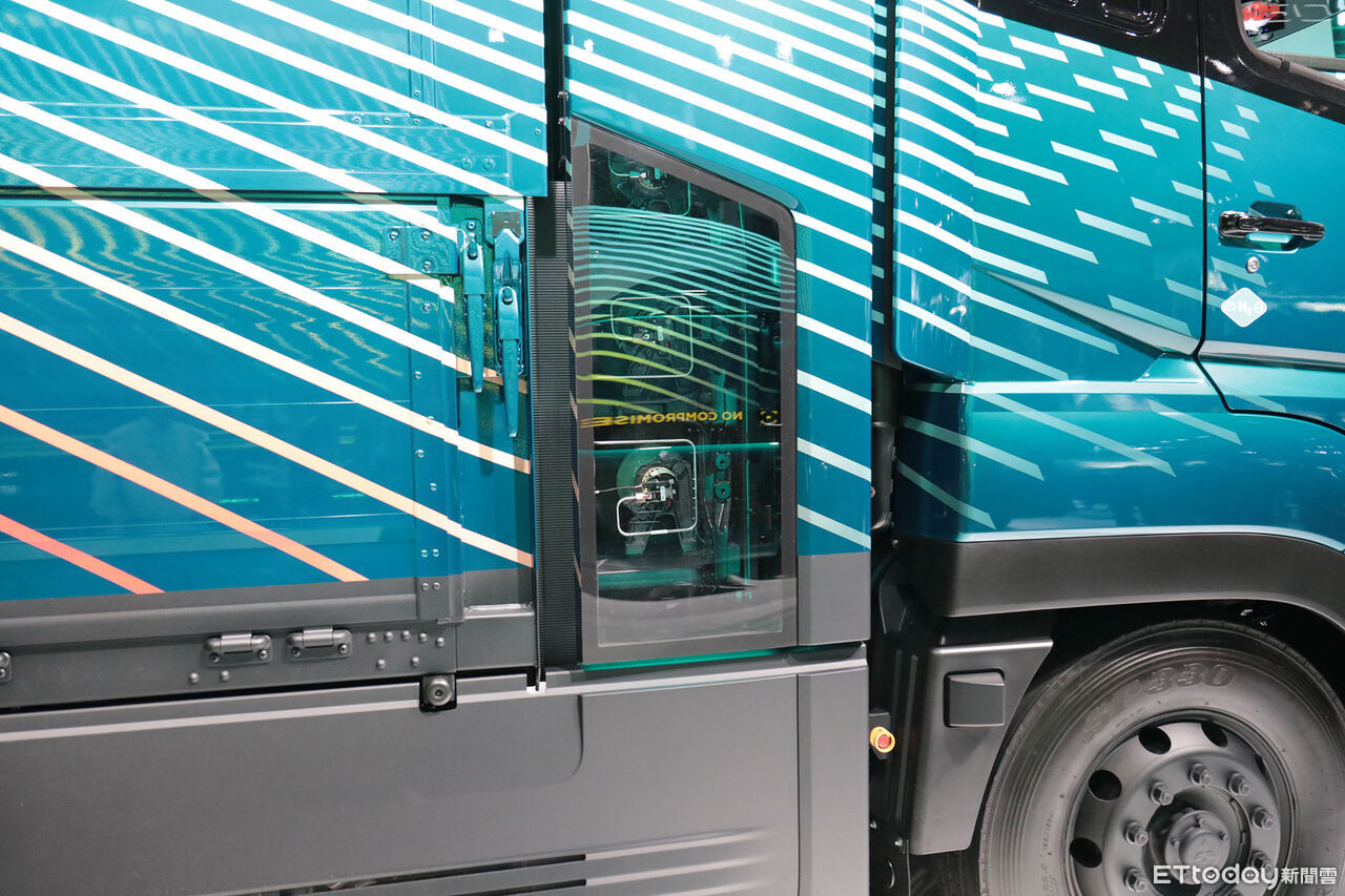 e8469142 ▲FUSO「2款氫氣重型卡車」日本車展首度現身!充填15分可跑1200KM。(圖/記者張慶輝攝)