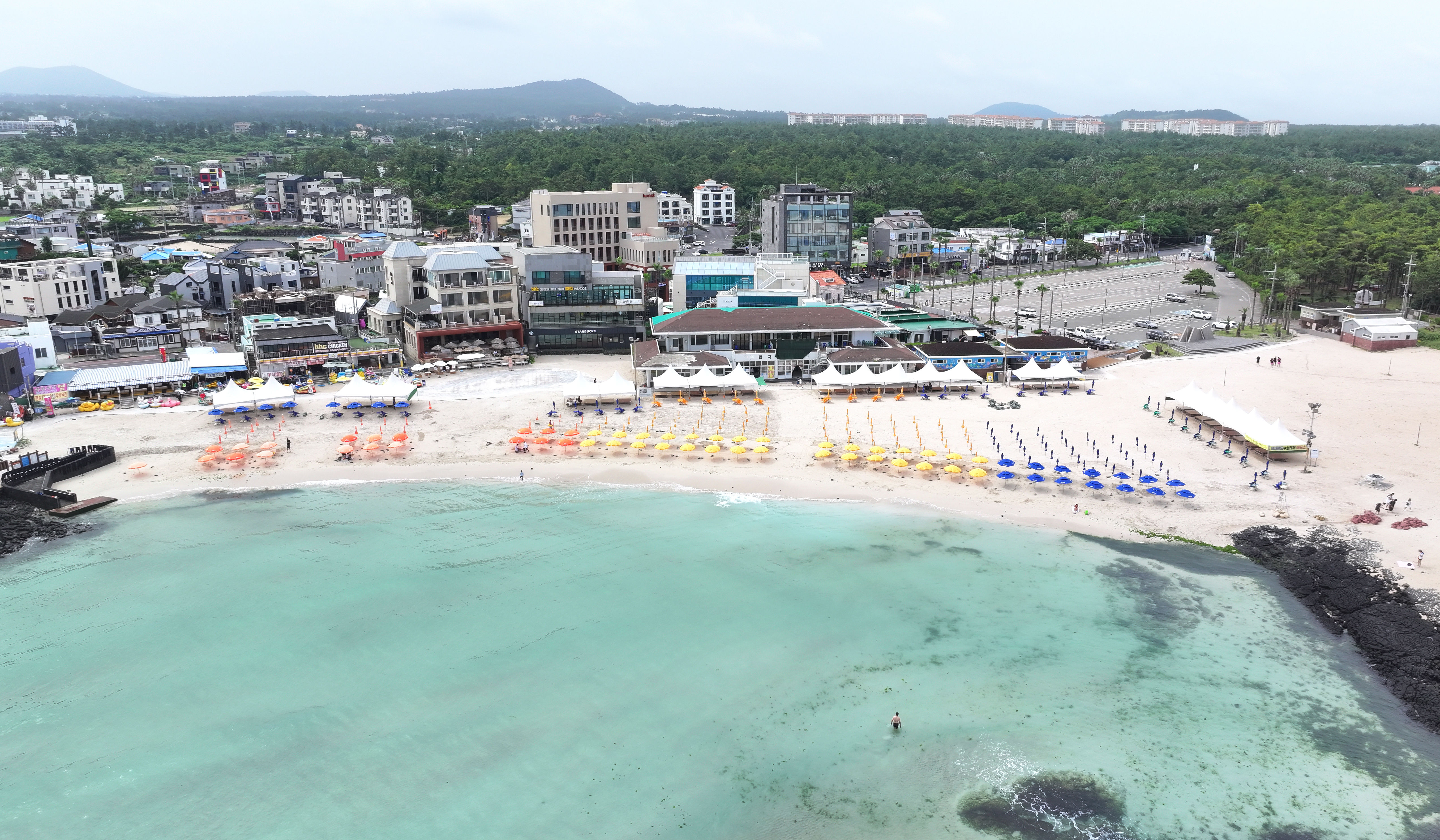 ▲▼南韓濟州島挾才海水浴場加裝遮陽傘。（圖／達志影像）