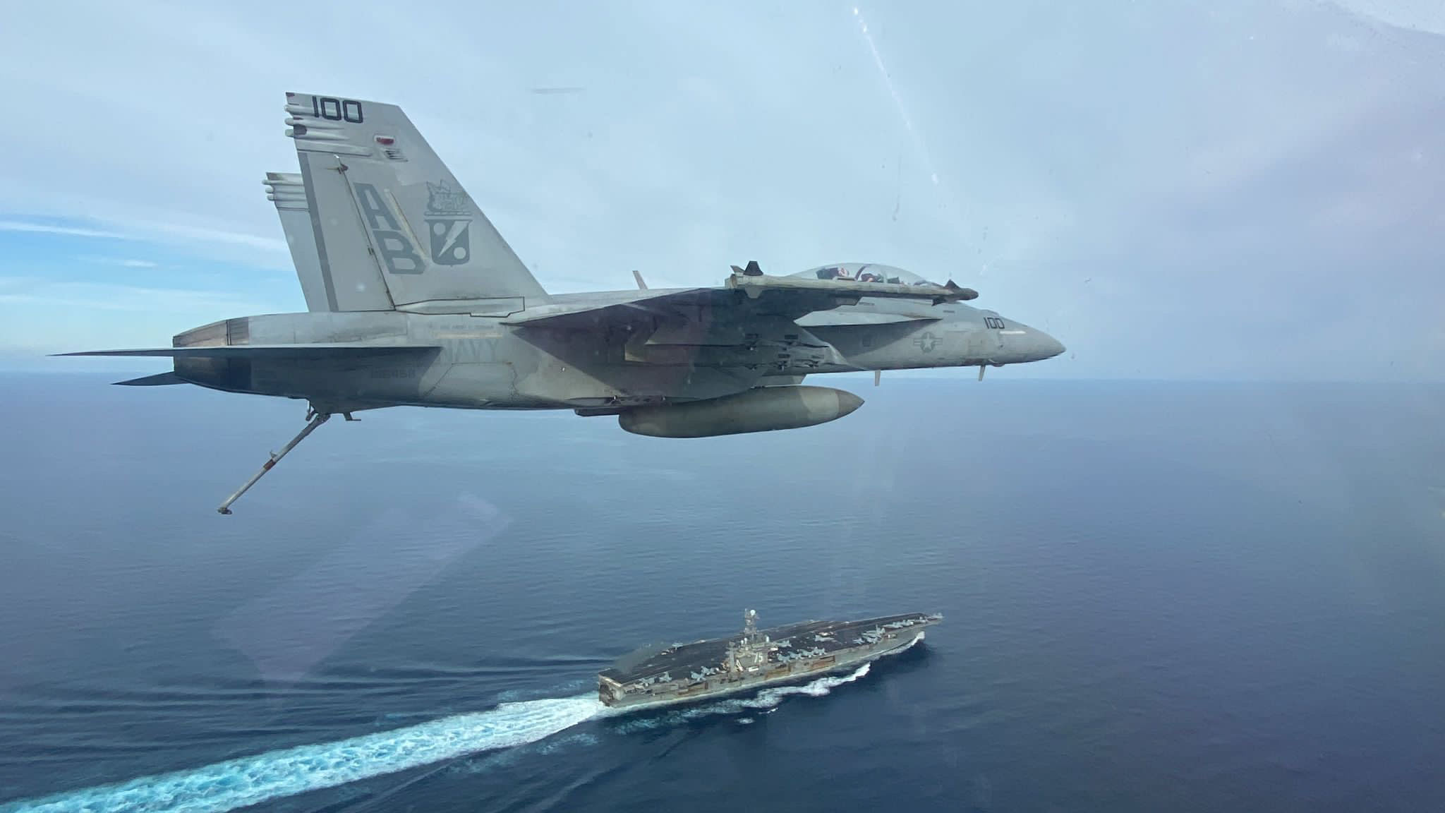7992098-1 ▲▼美國海軍F/A-18F超級大黃蜂戰機於2024年11月27日在地中海飛越尼米茲級航空母艦杜魯門號(USS Harry S. Truman, CVN 75)。(圖/美國海軍)