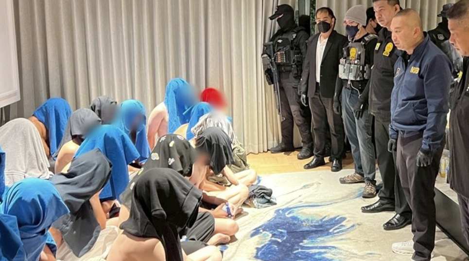 8474880 ▲▼泰29男同志「只穿內褲」開毒淫趴!豪華套房一片肉色 滿地保險套。(圖/翻攝自khaosod)