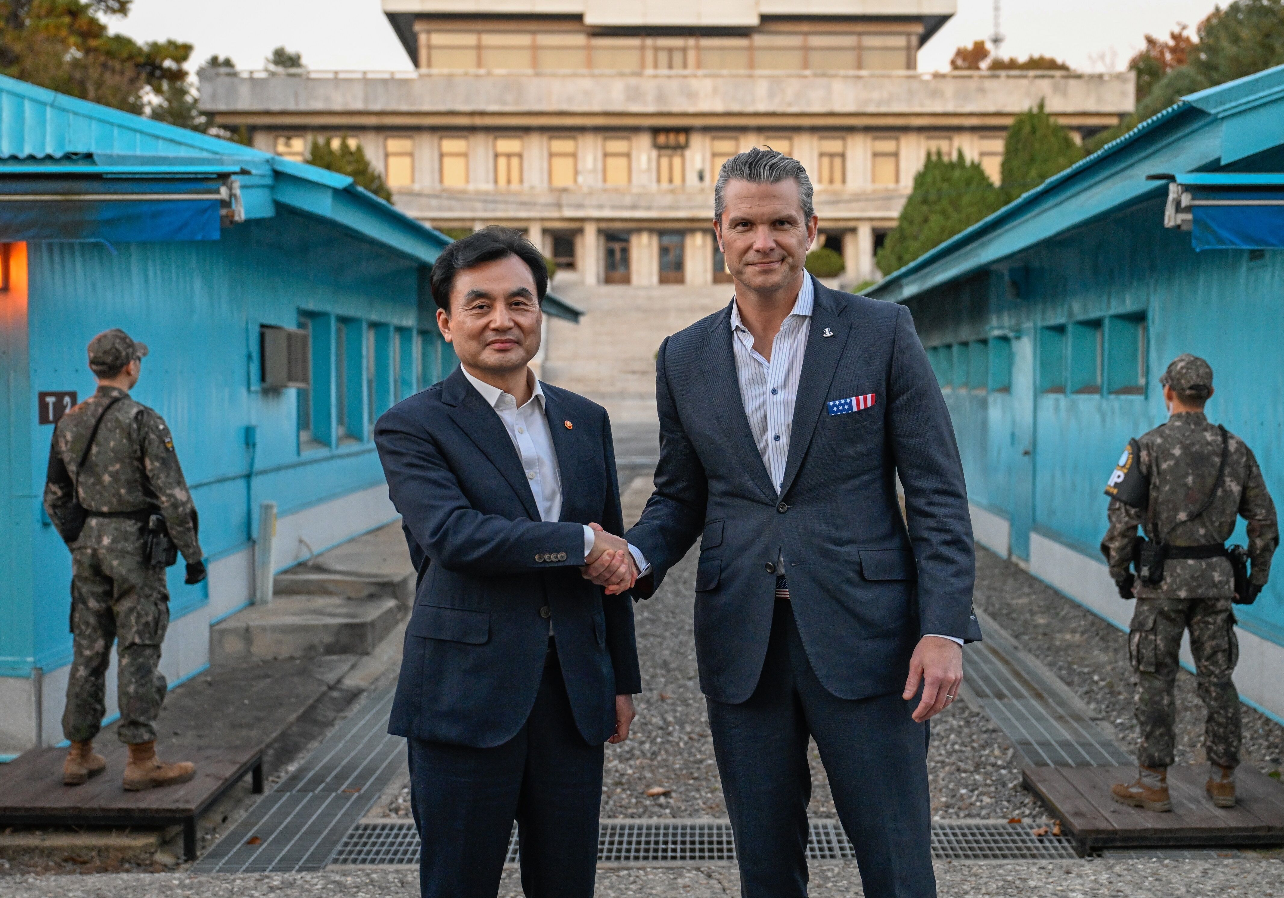8476086 ▲▼美國國防部長赫格塞斯、南韓國防部長安圭伯3日下午抵達板門店。(圖/達志影像/美聯社)
