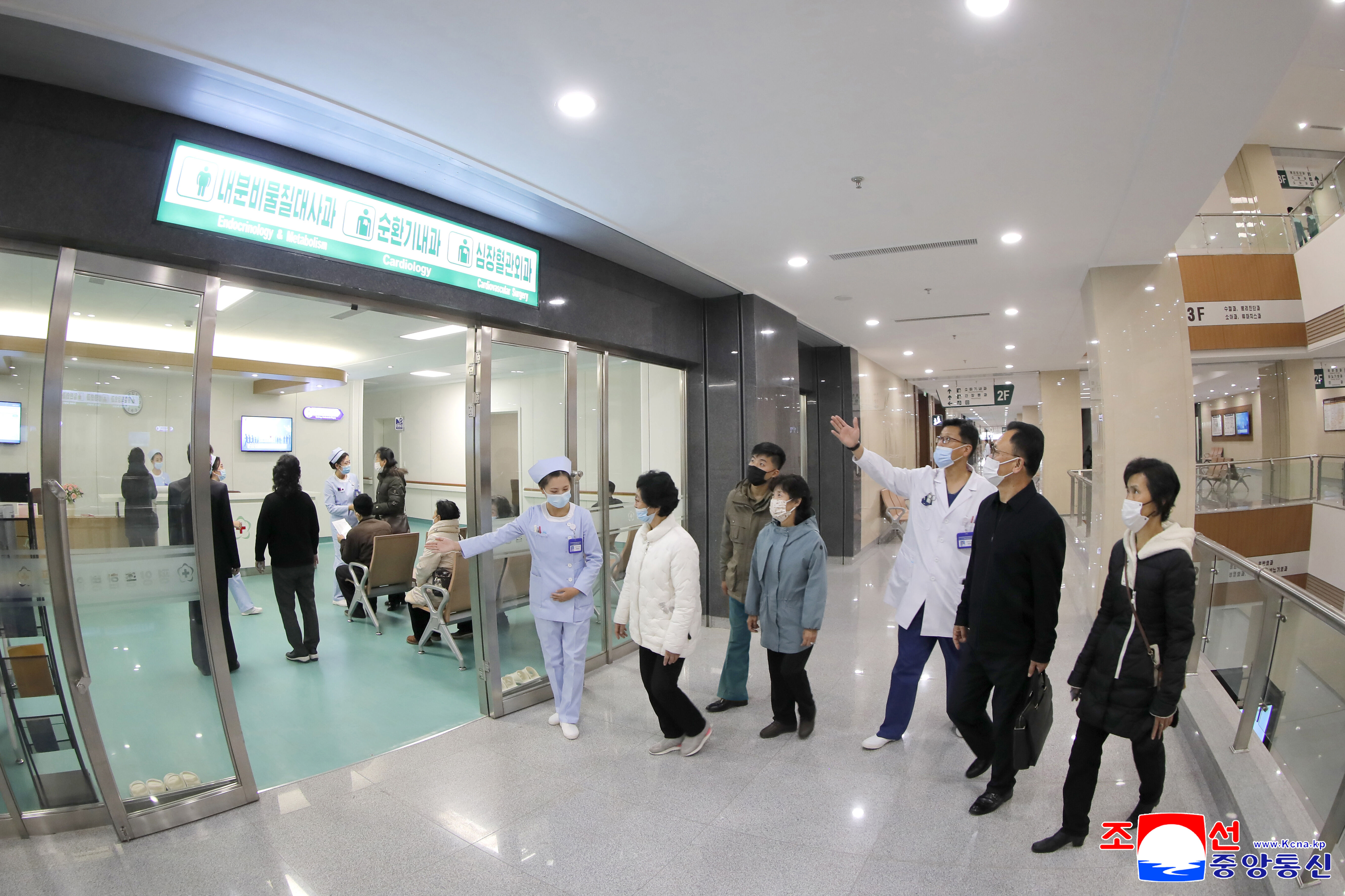8477131 ▲▼平壤綜合醫院從3日起正式對外開業,北韓官媒公開的畫面可以看到民眾配戴口罩。(圖/達志影像)