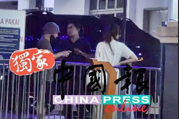 8477447 ▲▼ 黃明志現身警局自首 友人陪同下車先自拍 。(圖/翻攝中國報)