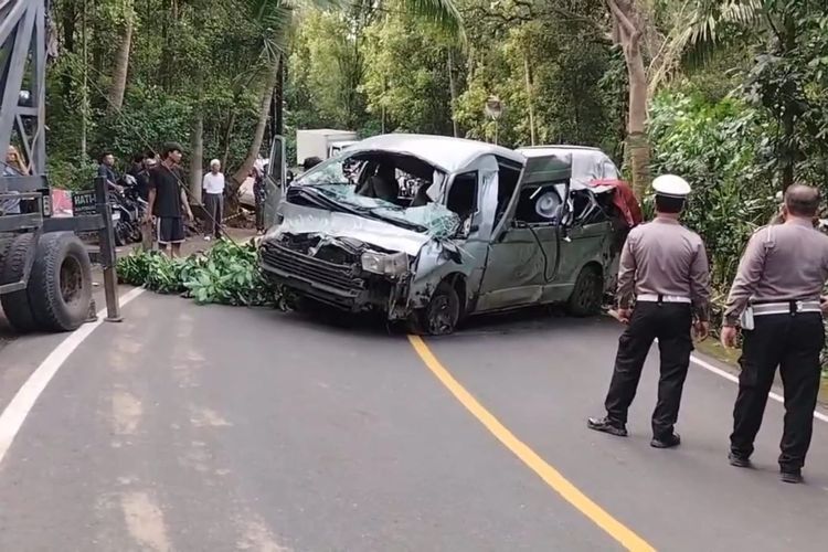 ▲▼印尼峇里島一輛滿載中國遊客的小巴，疑似因過彎失控而跌入山谷。（圖／翻攝自KOMPAS）