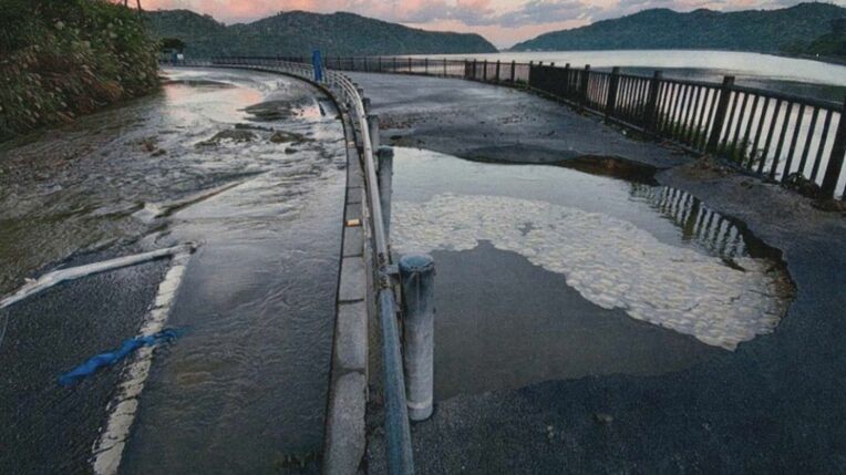 ▲▼日本沖繩縣大宜味村縣道底下埋設的導水管破裂，影響本島配水工作。（圖／沖繩縣企業局）
