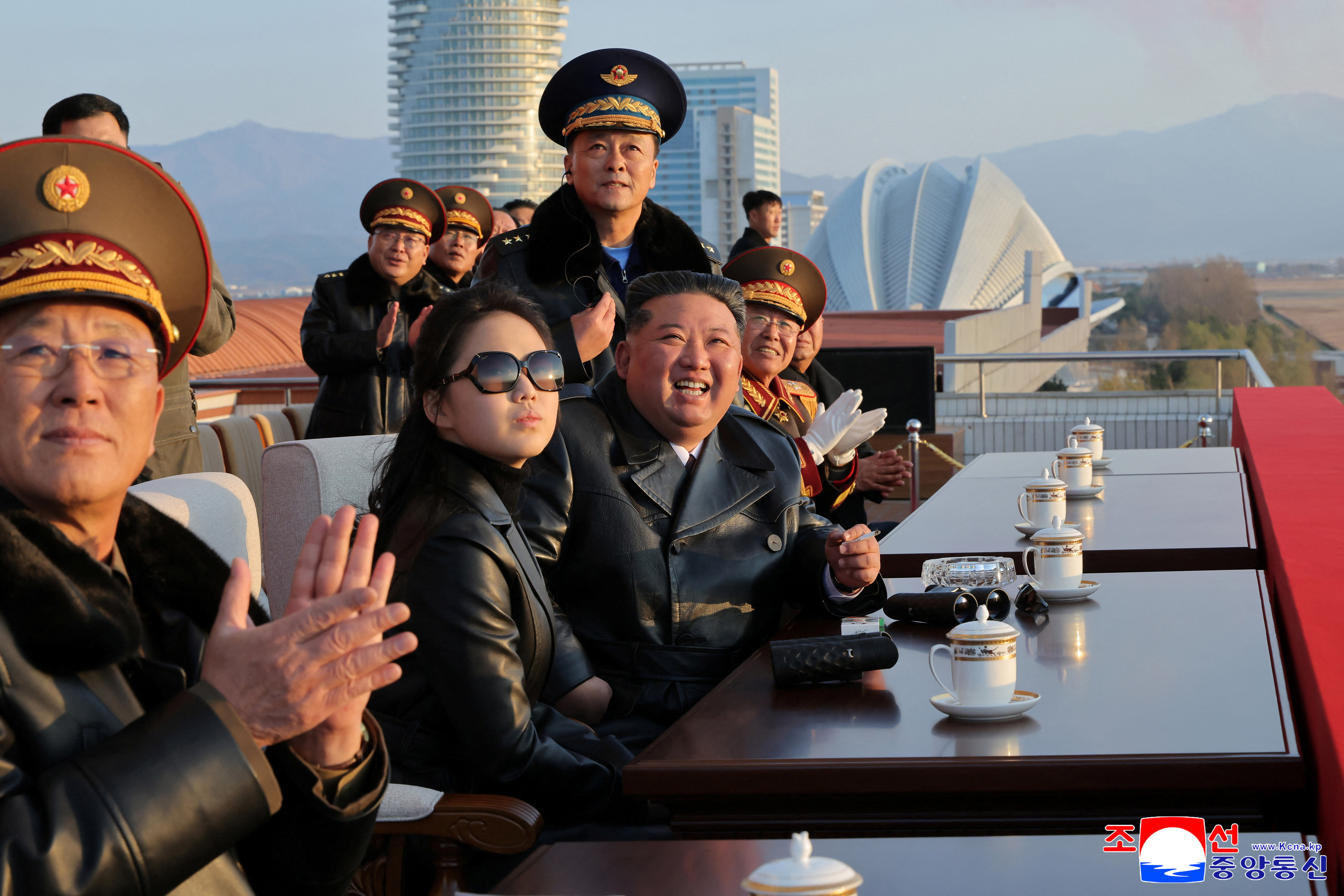 ▲▼北韓最高領導人金正恩帶著女兒金主愛出席空軍成立80周年紀念典禮。（圖／路透）