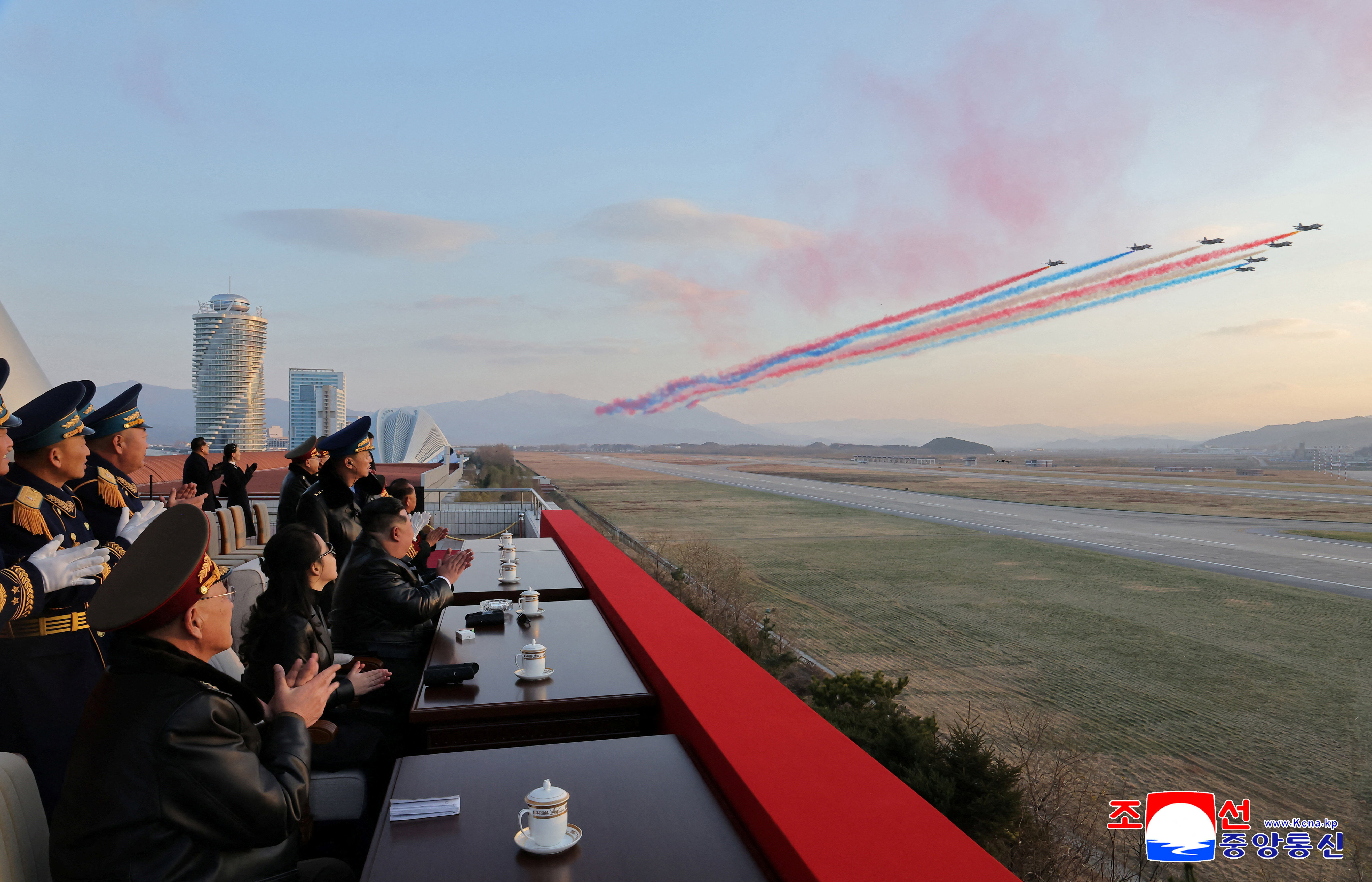 ▲▼北韓最高領導人金正恩帶著女兒金主愛出席空軍成立80周年紀念典禮。（圖／路透）