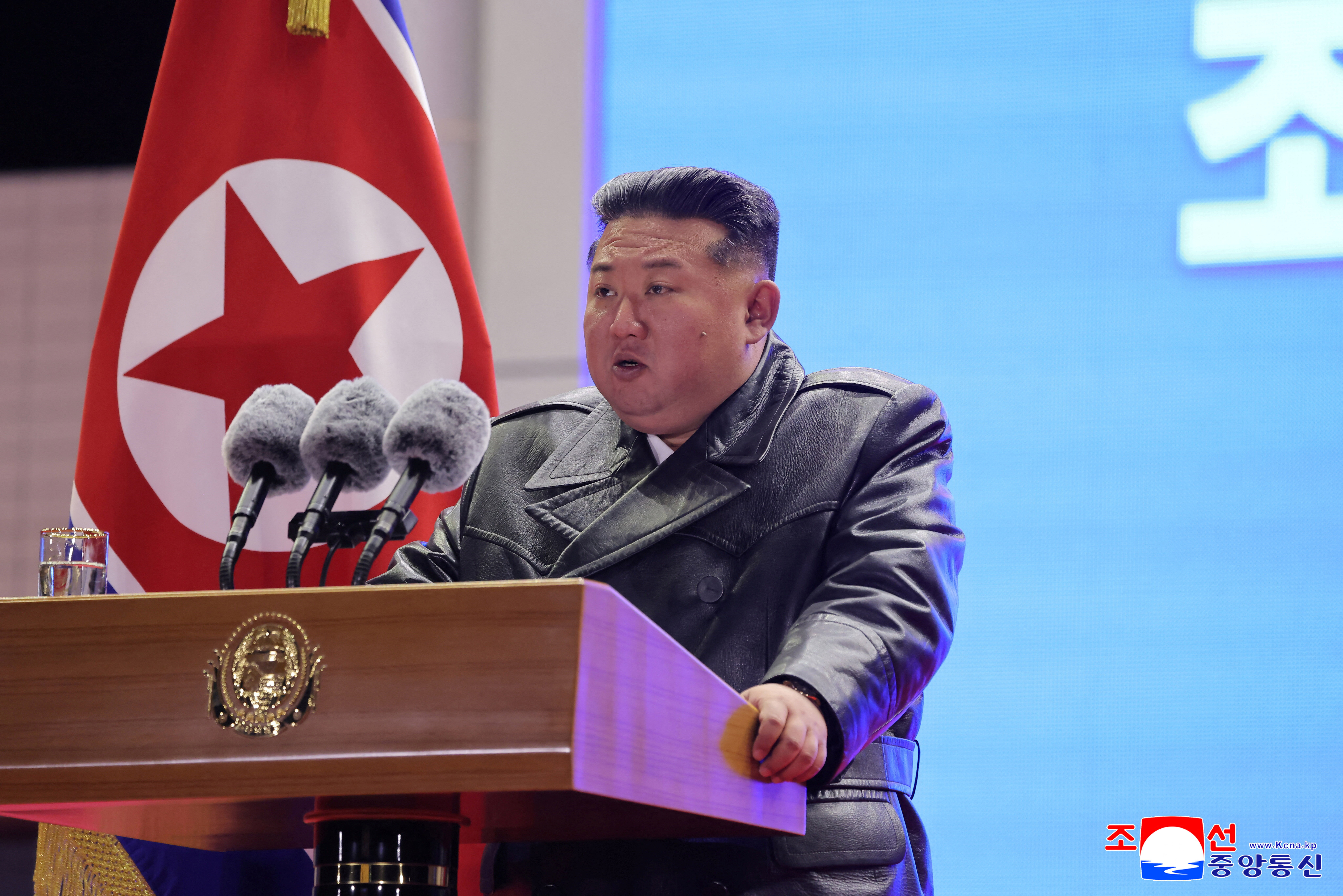 ▲▼北韓最高領導人金正恩帶著女兒金主愛出席空軍成立80周年紀念典禮。（圖／路透）