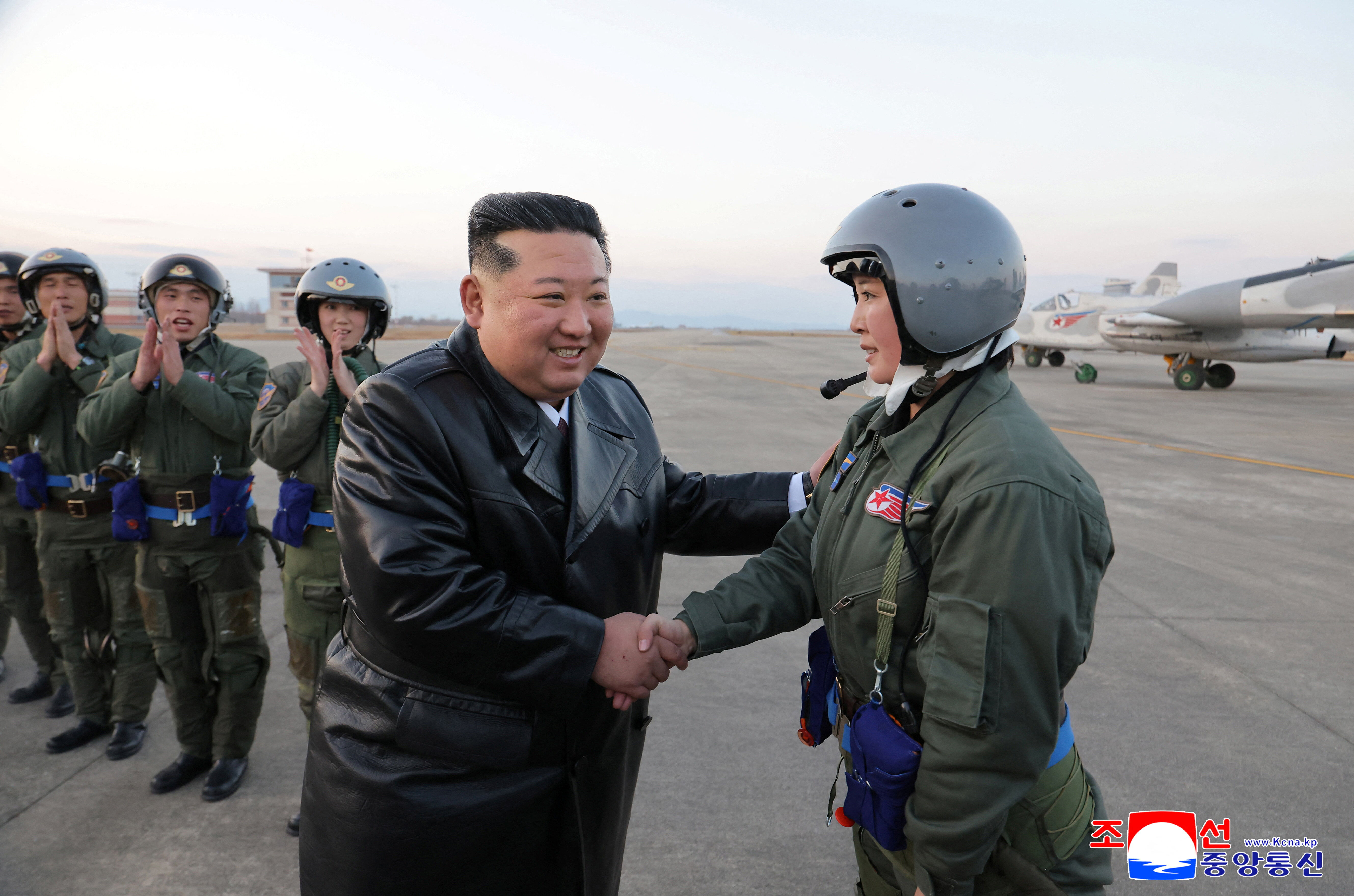 ▲▼北韓最高領導人金正恩帶著女兒金主愛出席空軍成立80周年紀念典禮。（圖／路透）