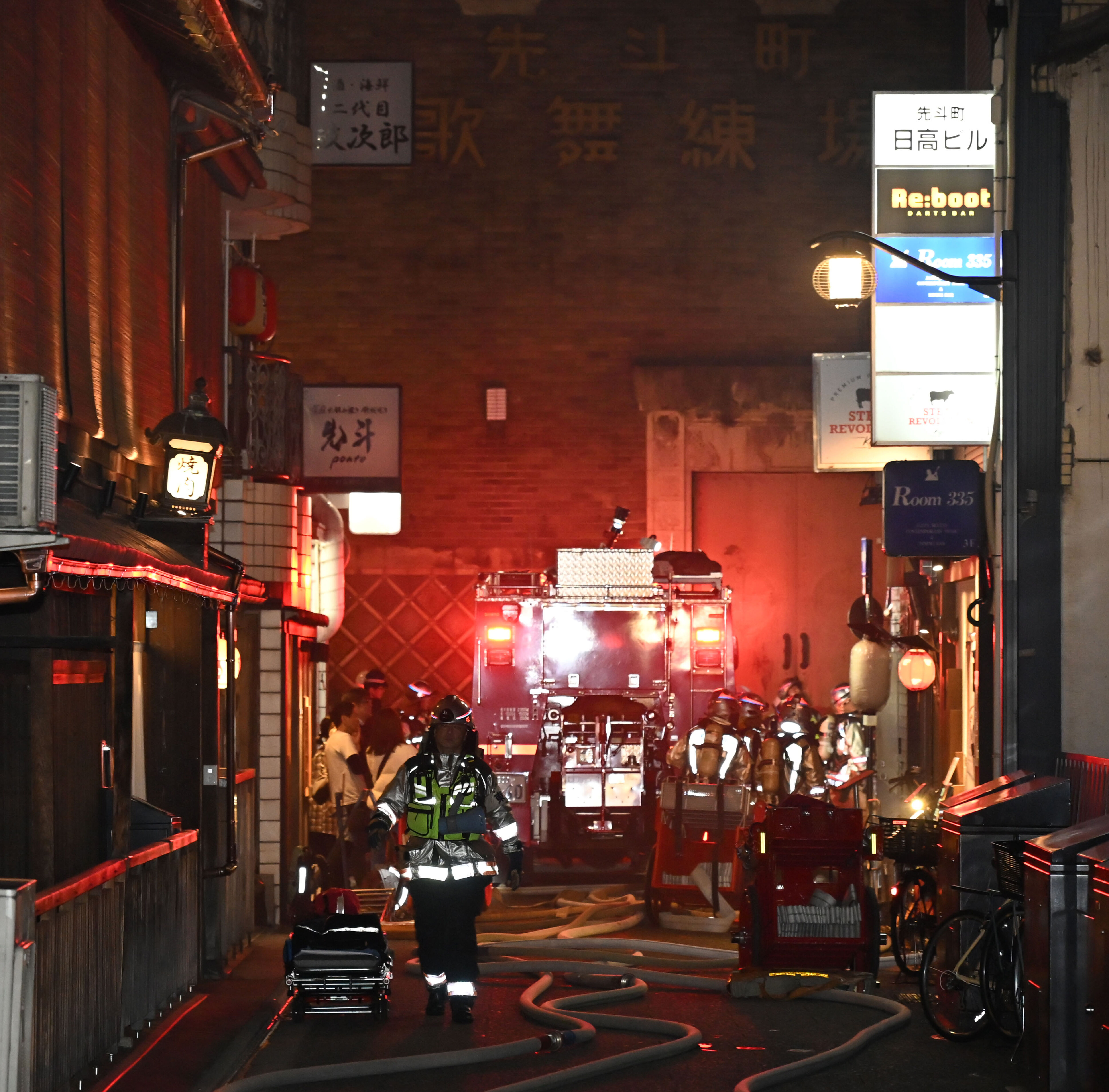 8516590 ▲▼日本京都花街「先斗町」29日晚間發生火災,大批觀光客被迫從狹窄的街道撤離。(圖/達志影像/美聯社)