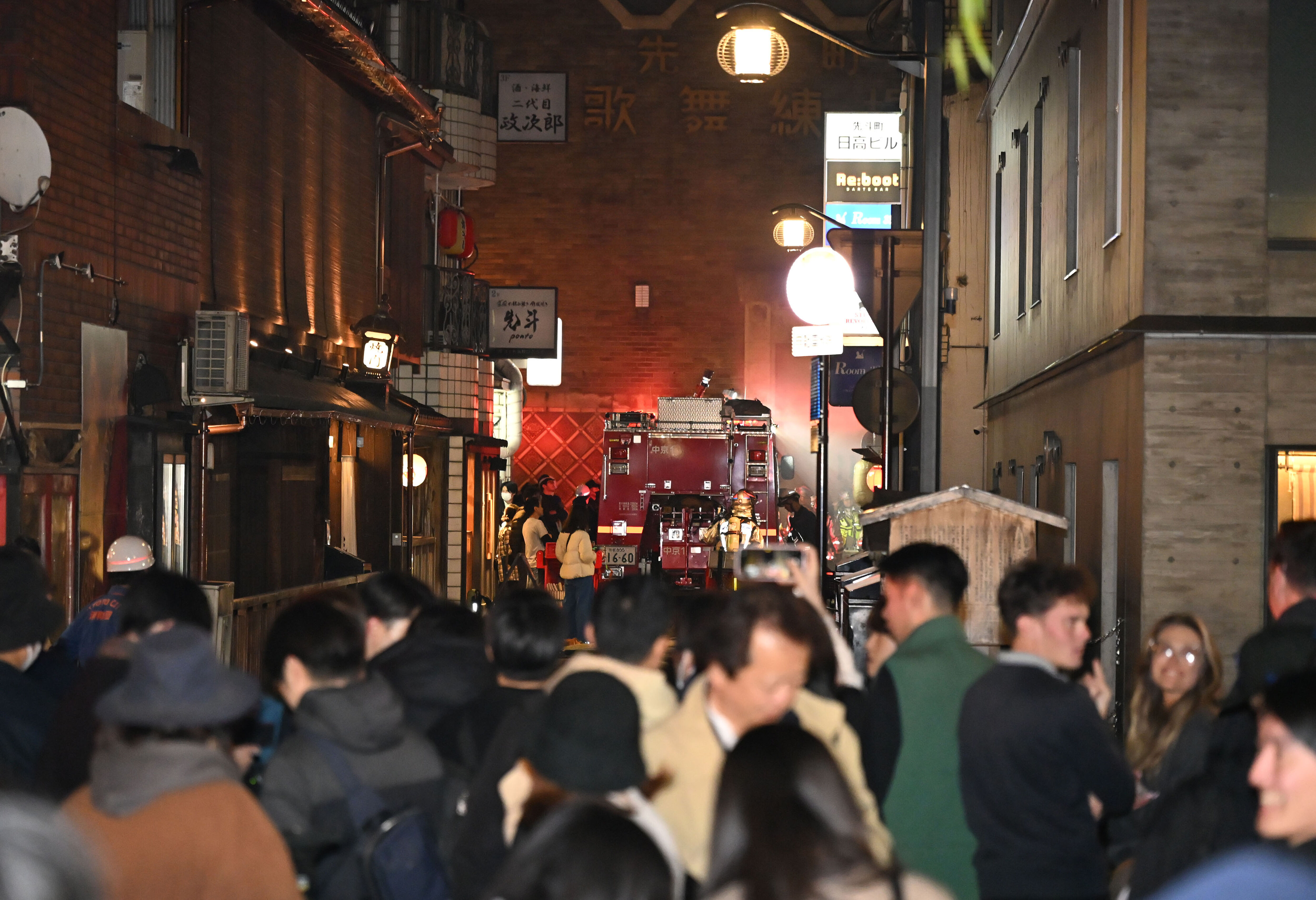 8516591 ▲▼日本京都花街「先斗町」29日晚間發生火災,大批觀光客被迫從狹窄的街道撤離。(圖/達志影像/美聯社)