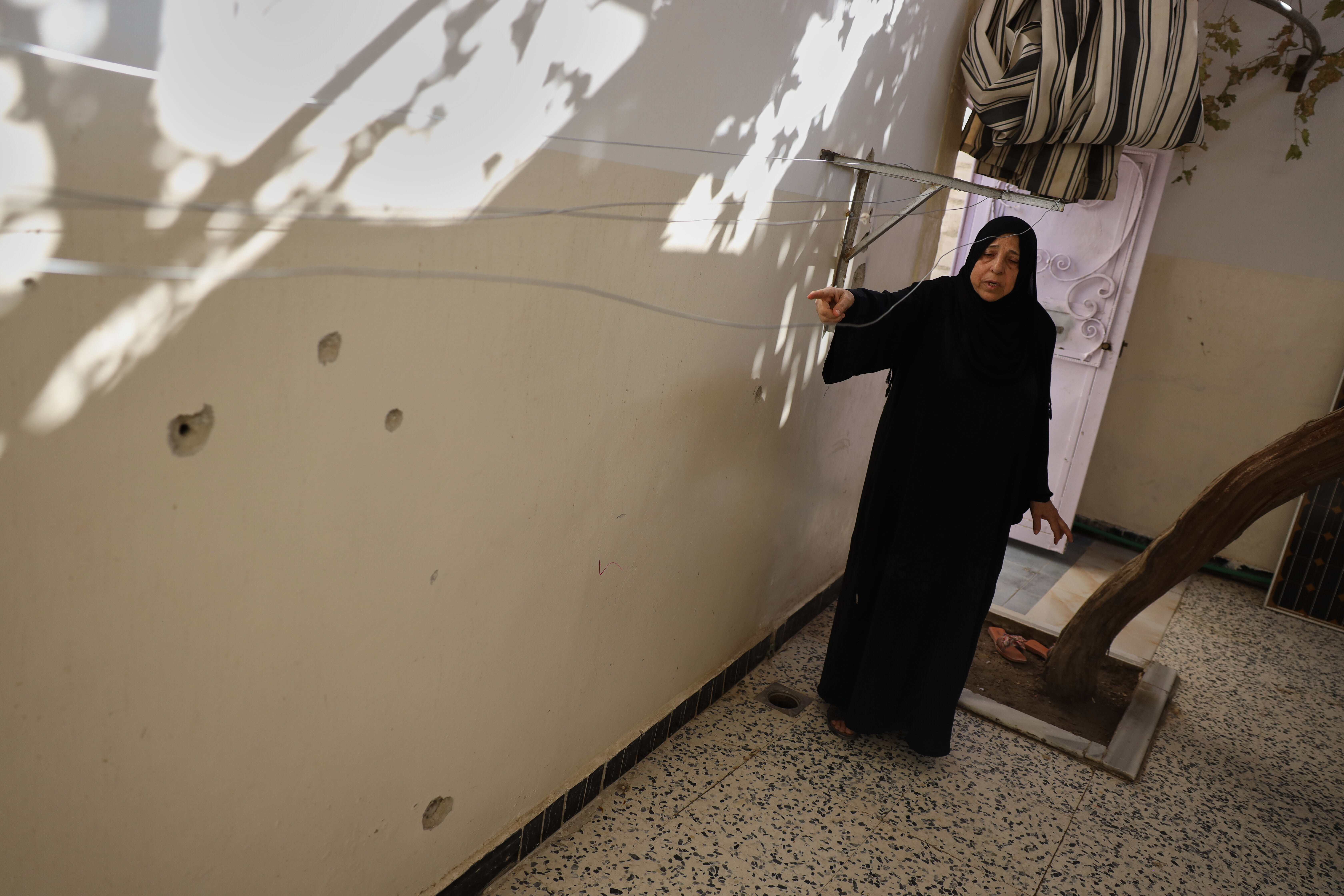 ▲▼ 敘利亞特工馬蘇德（Khaled al-Masoud）遭美軍反恐任務誤殺，母親基拉尼（Sabah al-Sheikh al-Kilani）指向兒子家中牆上的彈孔。（圖／達志影像／美聯社）