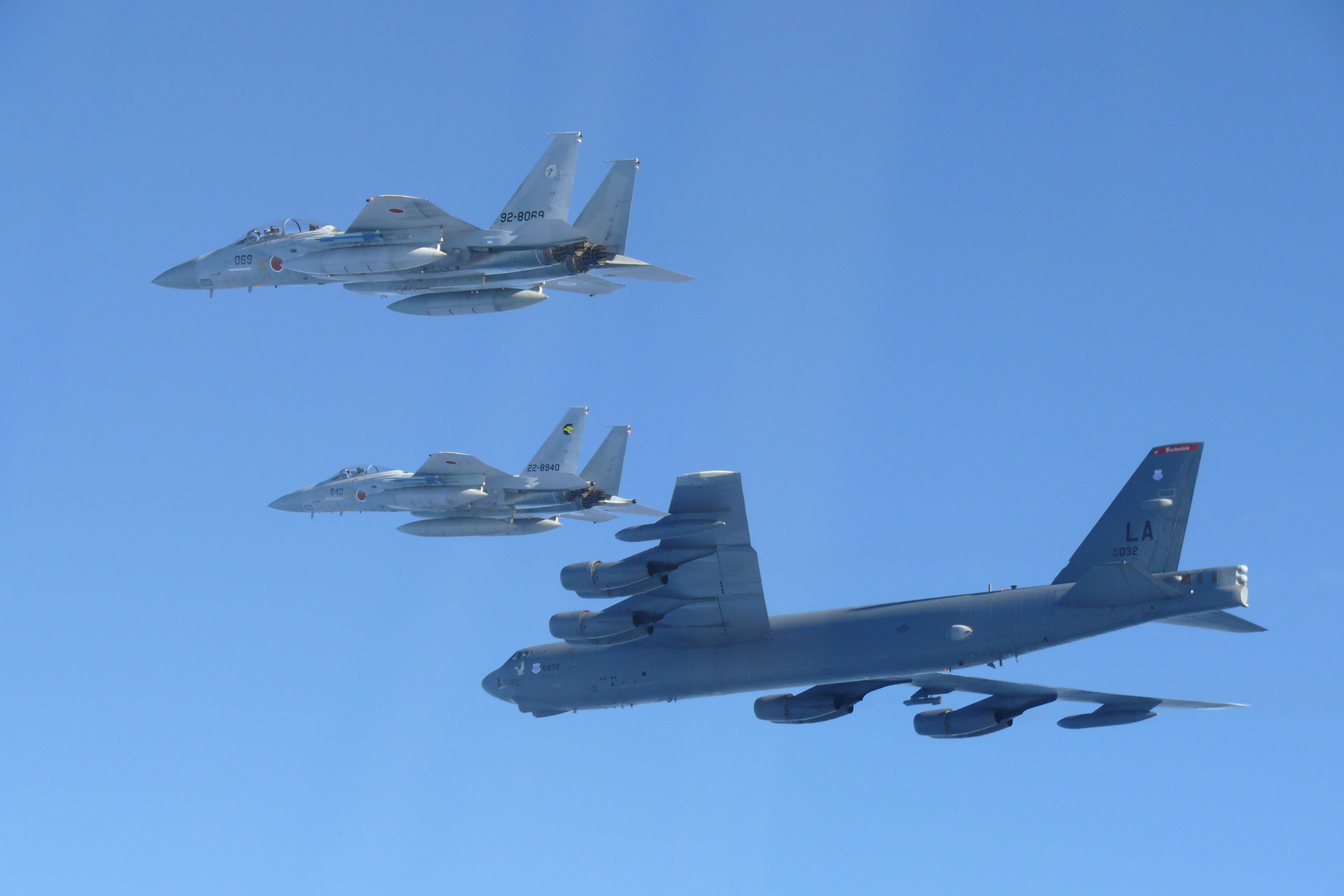 ▲▼美軍10日派出2架B-52戰略轟炸機，在日本海上空與日本航空自衛隊進行聯合訓練。（圖／日本國防衛省統合幕僚監部X）
