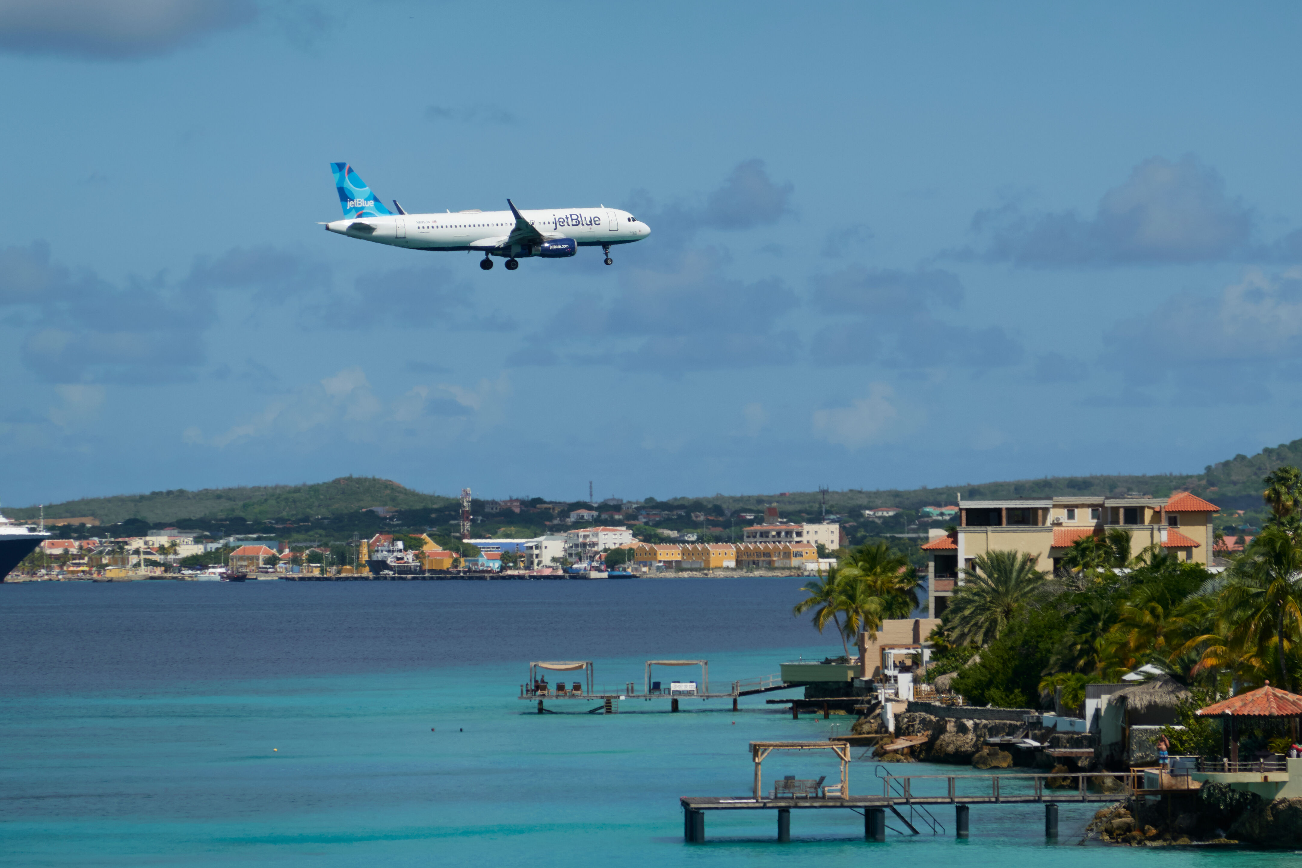 ▲▼捷藍航空一架飛機準備降落在加勒比海波奈島。（圖／達志影像／美聯社）