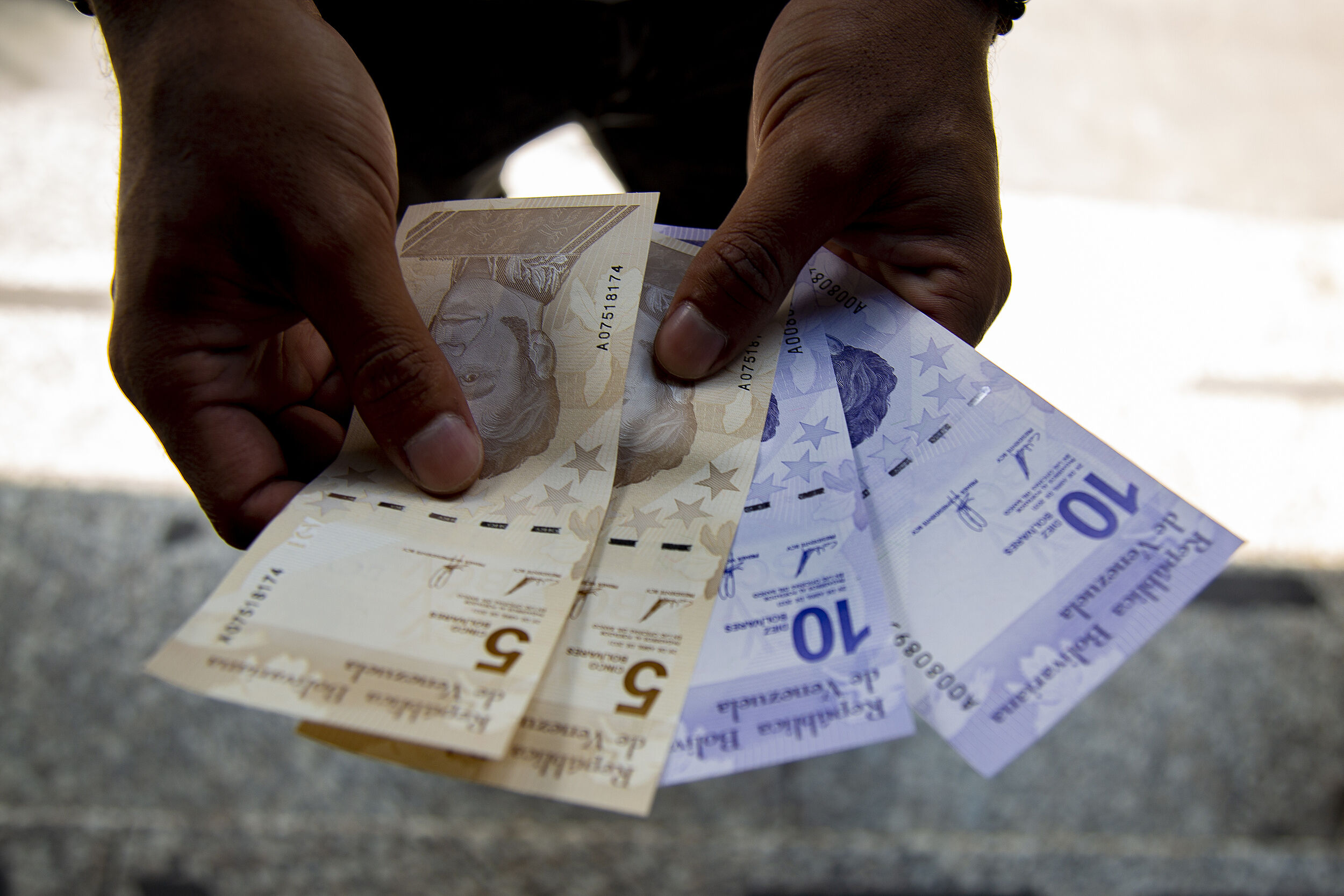 8542803-1 ▲▼ 委內瑞拉貨幣玻利瓦(bolivar)。(圖/VCG)