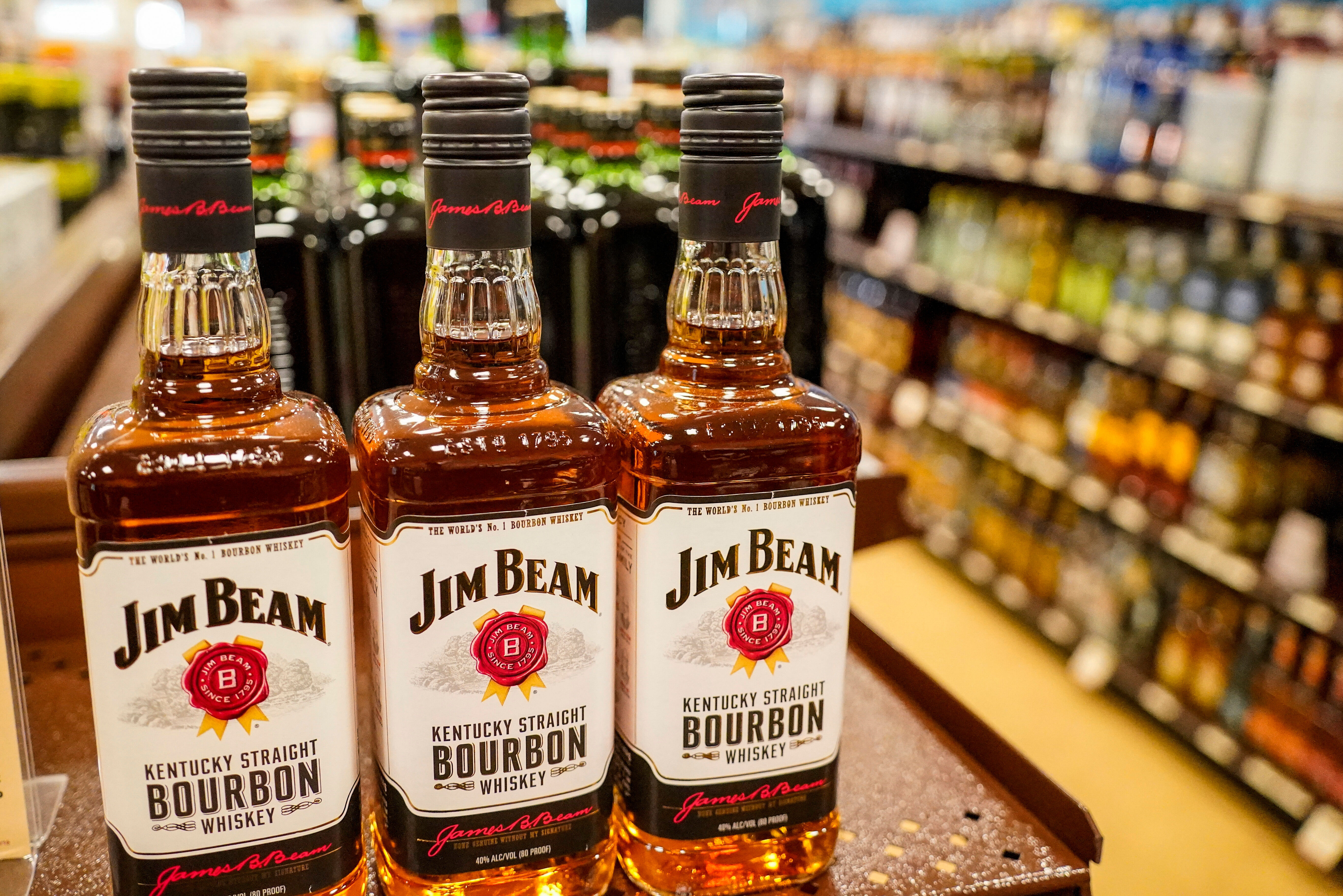 8549661-1 ▲美國知名波本威士忌品牌Jim Beam宣布肯塔基州生產廠2026暫停生產。(圖/達志影像/美聯社)