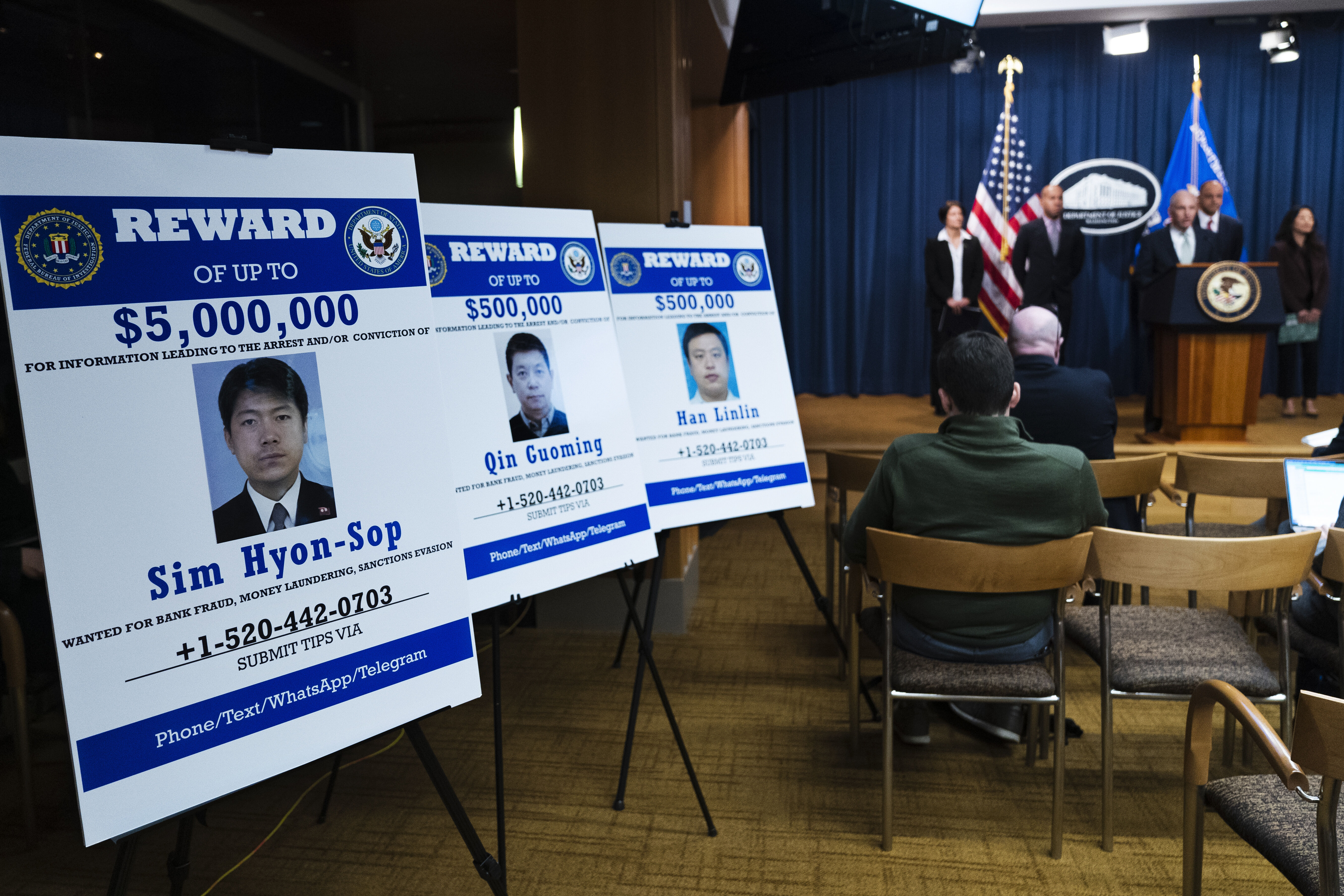 ▲▼美國聯邦調查局懸賞700萬美元緝捕號稱「暗黑銀行家」的北韓人士沈賢燮。（圖／達志影像／美聯社）