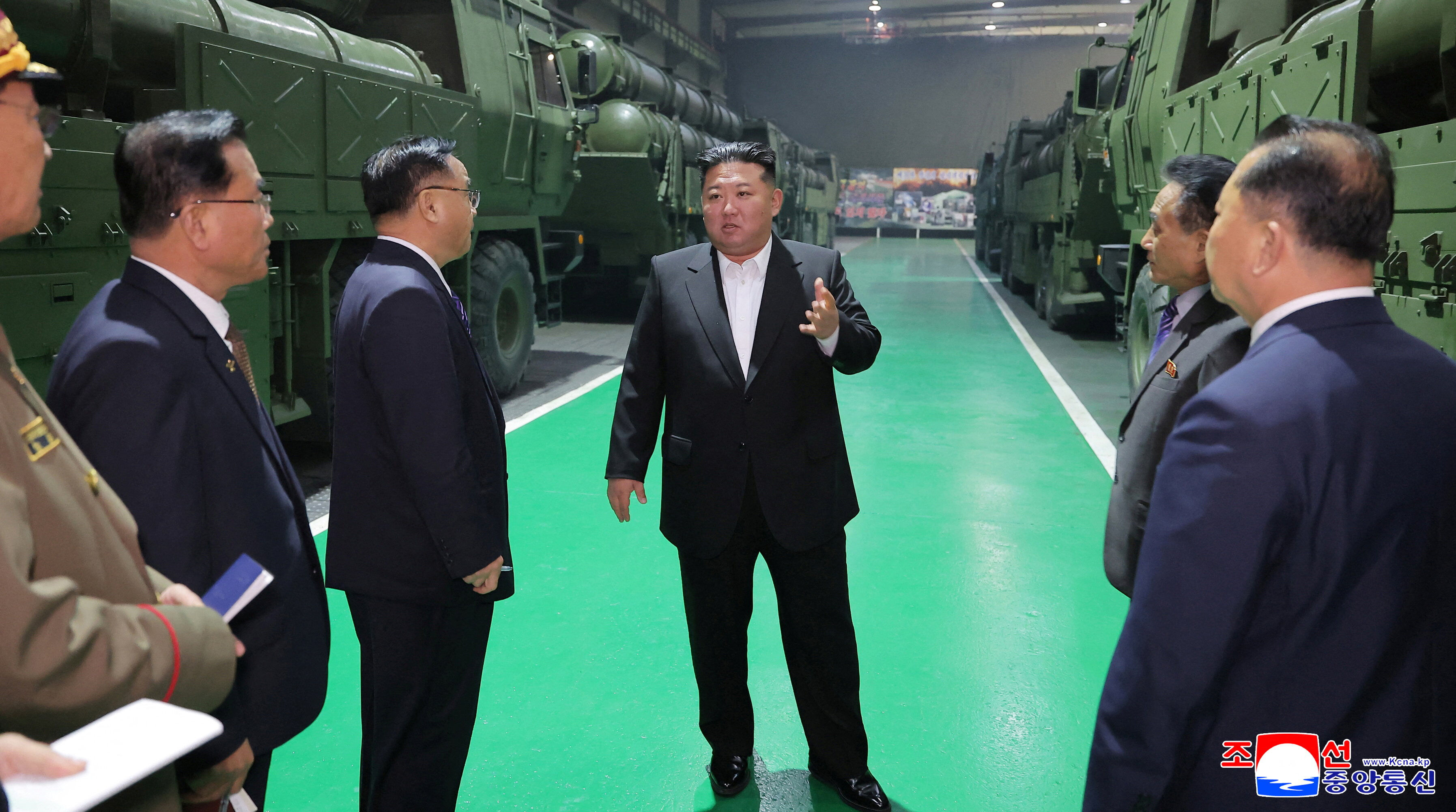 ▲▼北韓最高領導人金正恩28日前往軍需工廠視察指導超大型放射砲生產。（圖／路透）